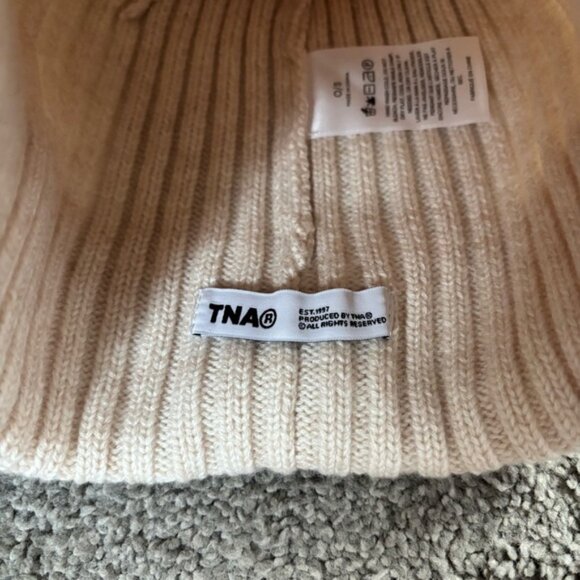 Aritzia TNA Rush Beanie - Picture 3 of 5